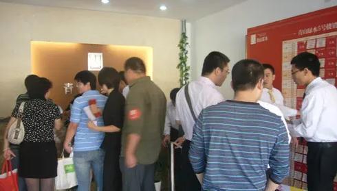 居住大爷：你对门住的不是“活人”凯发K82017年男子对门无人