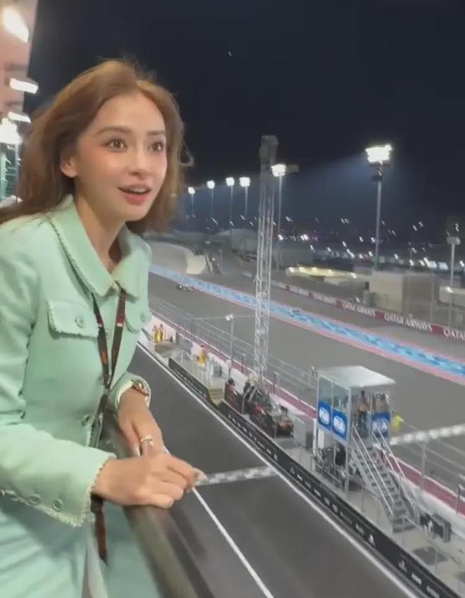 baby国外开心看车展被质疑不懂得感恩！k8凯发网站黄晓明姥姥去世Angela(图1)