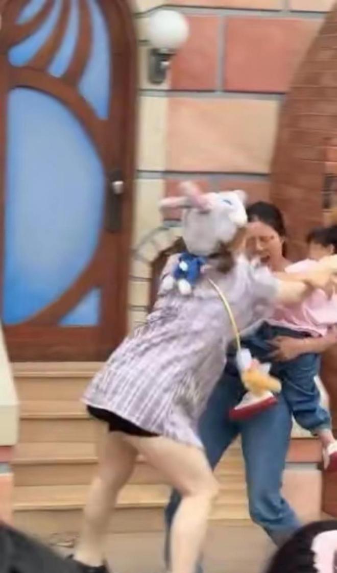 成疑！兔帽女是否打小孩成最大争议凯发国际迪士尼情侣现身医院伤势(图2)