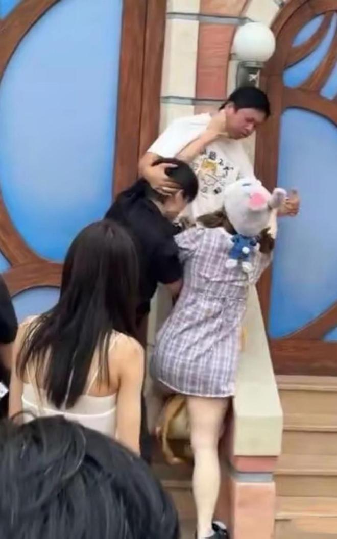 成疑！兔帽女是否打小孩成最大争议凯发国际迪士尼情侣现身医院伤势(图5)
