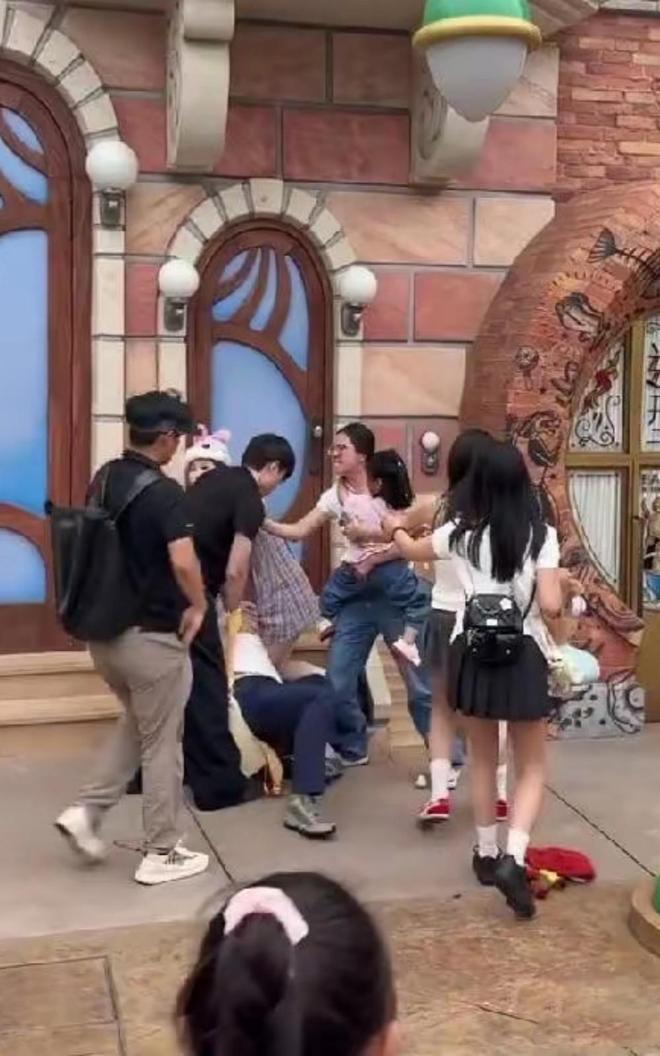 成疑！兔帽女是否打小孩成最大争议凯发国际迪士尼情侣现身医院伤势(图14)